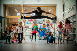 Herbie Skarbie imponerer barna med sin dans. Foto: Lars Opstad.