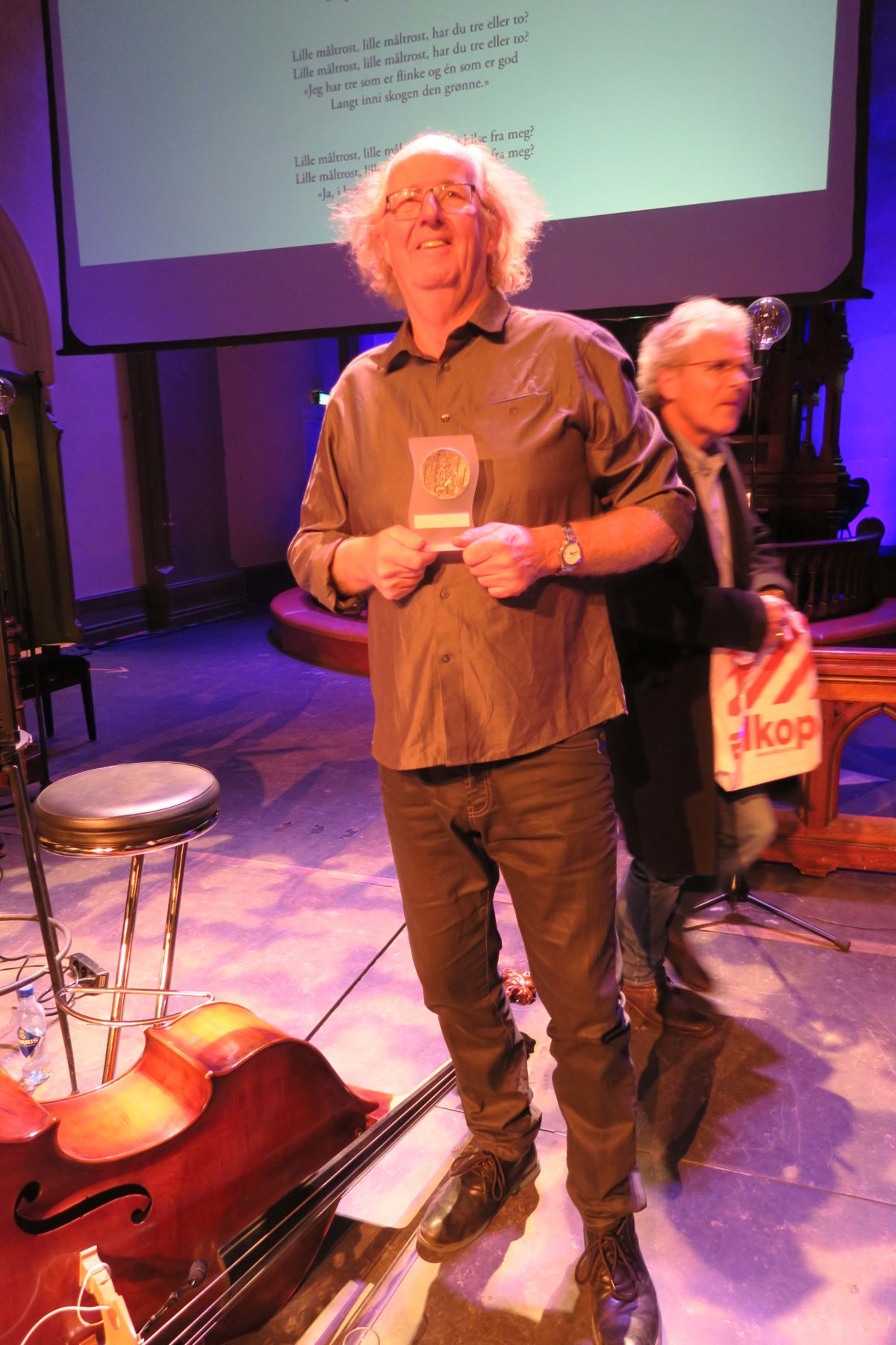 Jørn Simen Øverli poserer med sin ærespris. Foto: Lasse W. Fosshaug