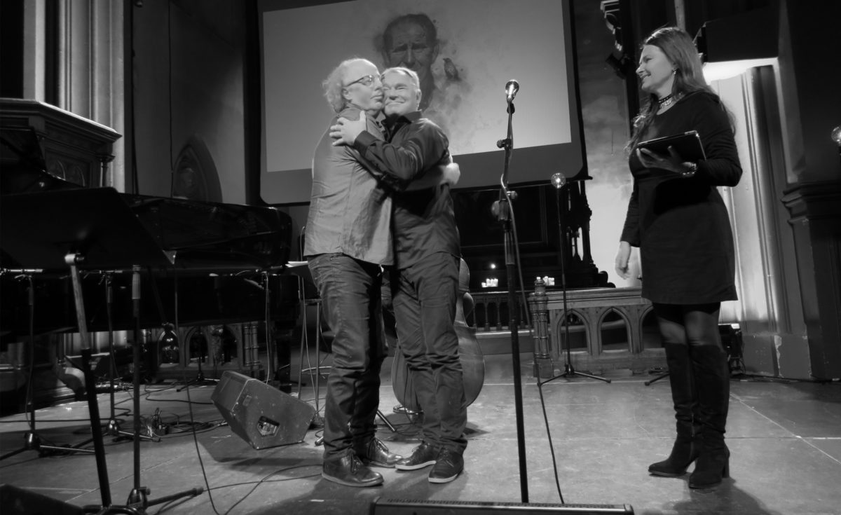 Styreleder i NOPA, Ingrid Kindem, gir Prøysenprisen til Josefine visescene, representert ved Jørn Simen Øverli og Lars Klevstrand. Foto: Lasse W. Fosshaug