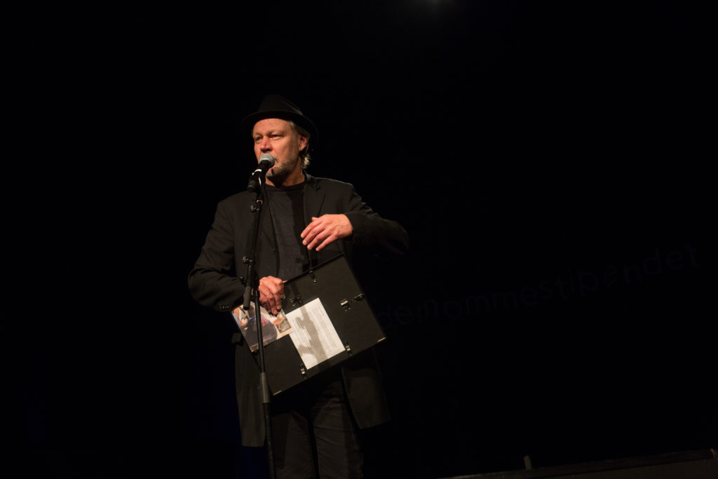 Tekstforfatter Ingvar Hovland mottar NOPAs tekstpris for teksten til "Vis vaktene hjem". Prisen ble delt ut under Låtskrivernes festkonsert på Victoria Jazzscene.
