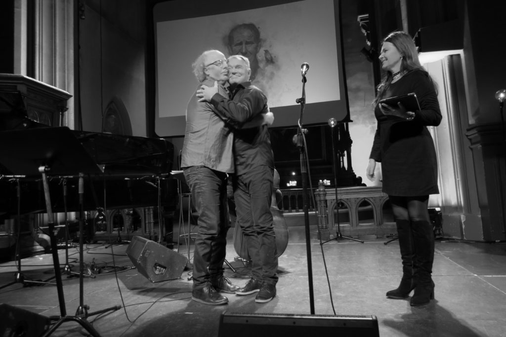 Josefine Visescene fikk Alf Prøysens ærespris under arrangementet "Prøysen tel by´n" i Jakobskirken 23. november. Her tar Jørn Simen Øverli og Lars Klevestrand imot prisen fra Ingrid Kindem. 