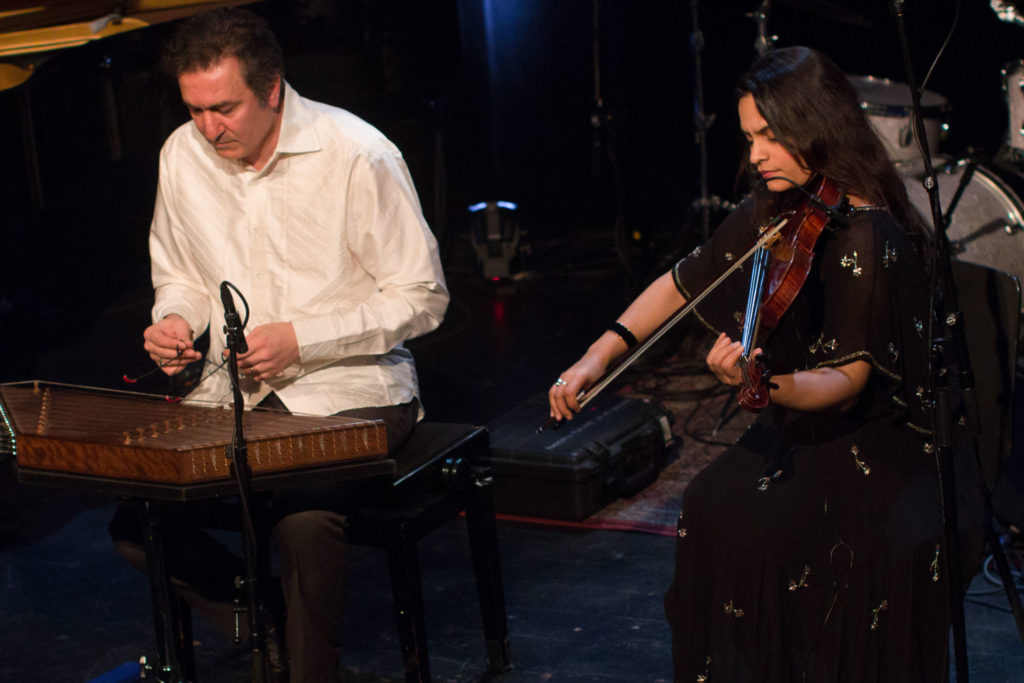 Javid Afsari Rad og Harpreet Bansal spiller under Låtskrivernes festkonsert.