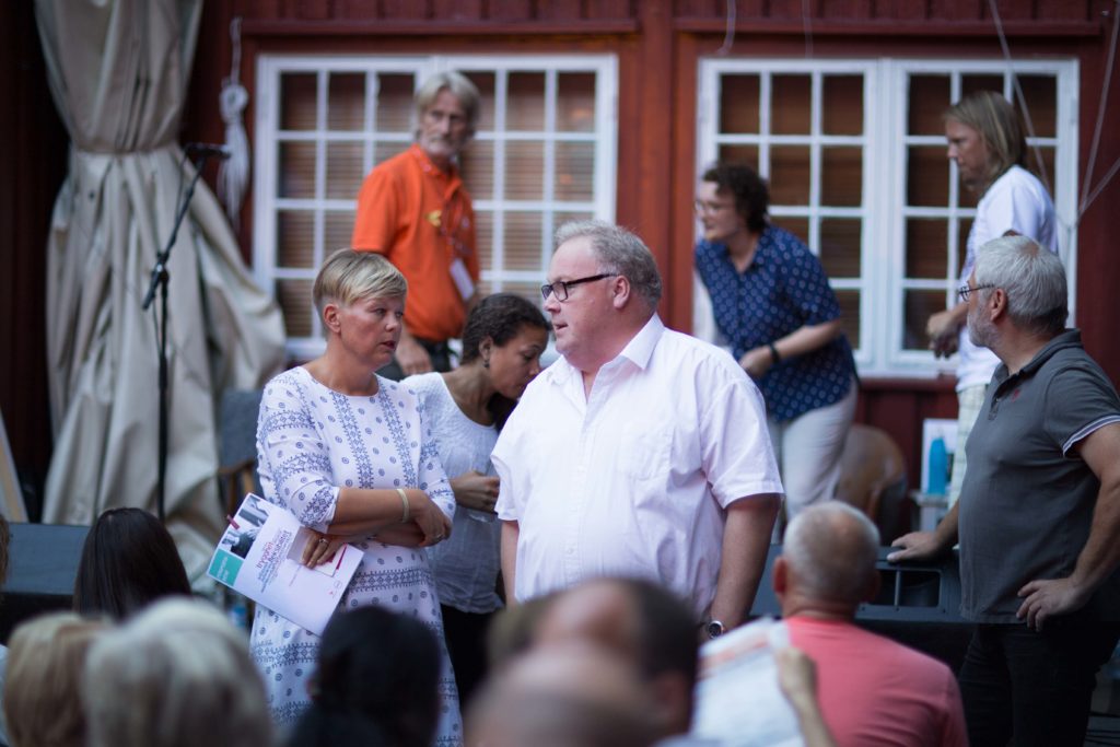 Hege Haukeland Liadal (AP) og statssekretær i KuD Bård Folke Fredriksen (H) forbereder seg til den store kulturdebatten på Arendalsuka, i august 2016. I samarbeid med Kunstnernettverket satte NOPA den nye åndsverkloven på agendaen. 